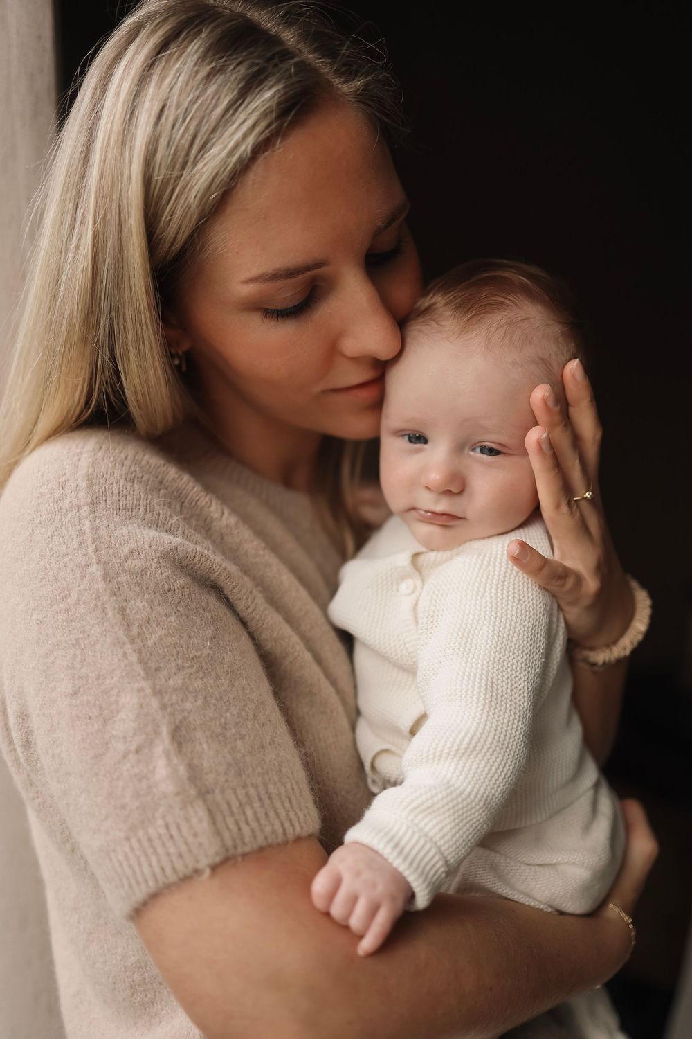 Intieme newborn sessie in Eindhoven door professionele fotograaf uit Noord-Brabant met zachte, warme uitstraling
