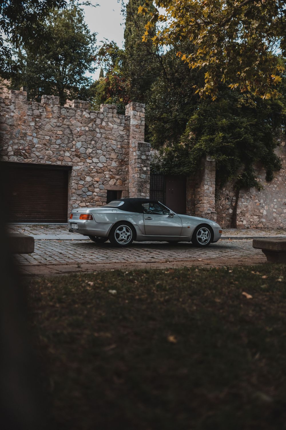 Fotografía artística de coches en Barcelona. Imágenes exclusivas que transforman vehículos en piezas únicas.