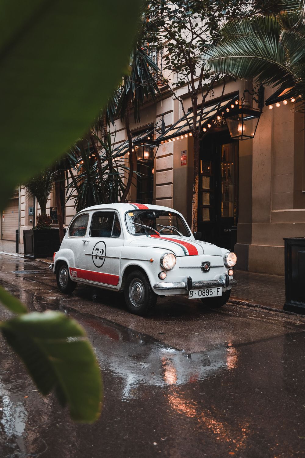 Fotografía artística de coches en Barcelona. Imágenes exclusivas que transforman vehículos en piezas únicas.
