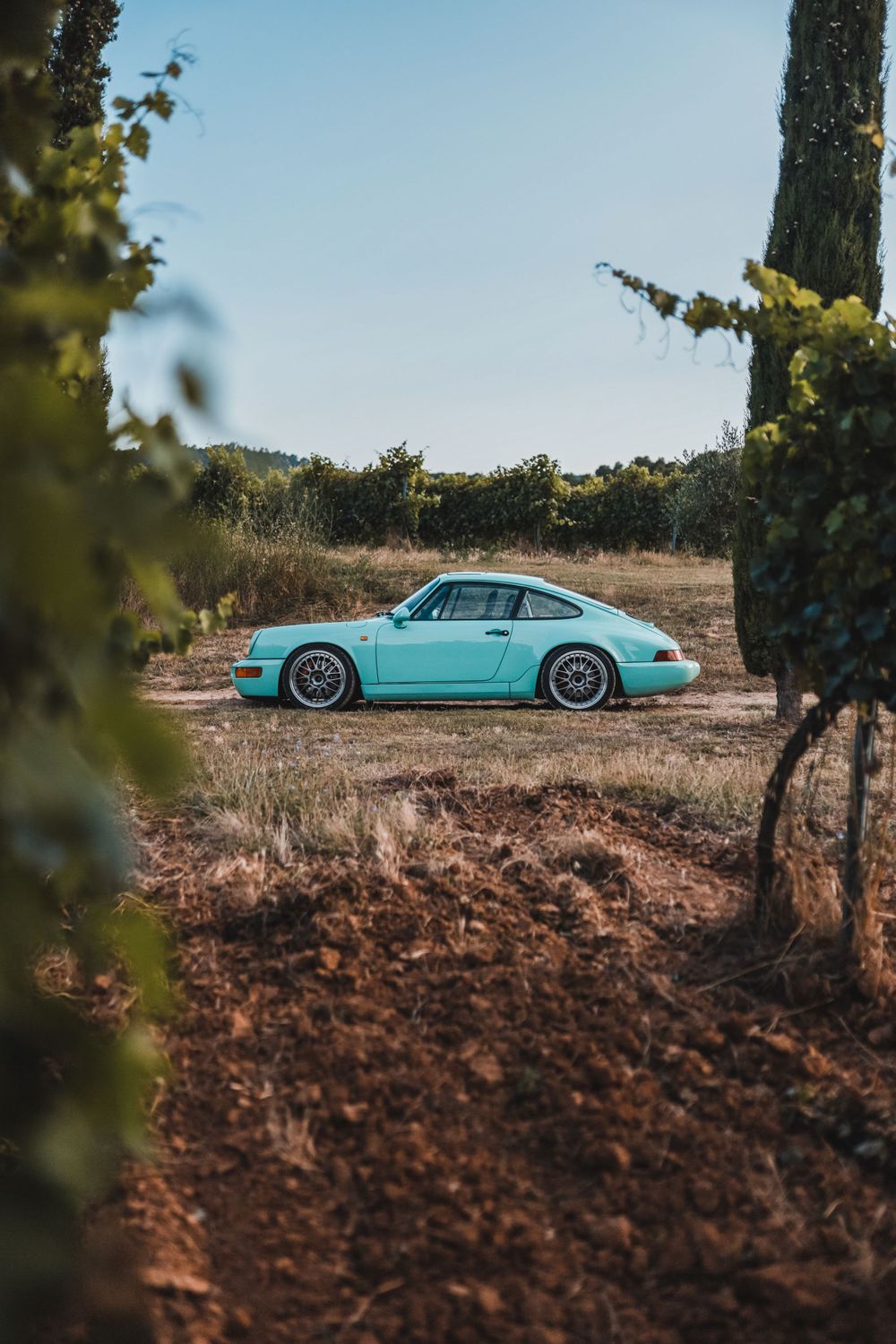 Fotografía artística de coches en Barcelona. Imágenes exclusivas que transforman vehículos en piezas únicas.