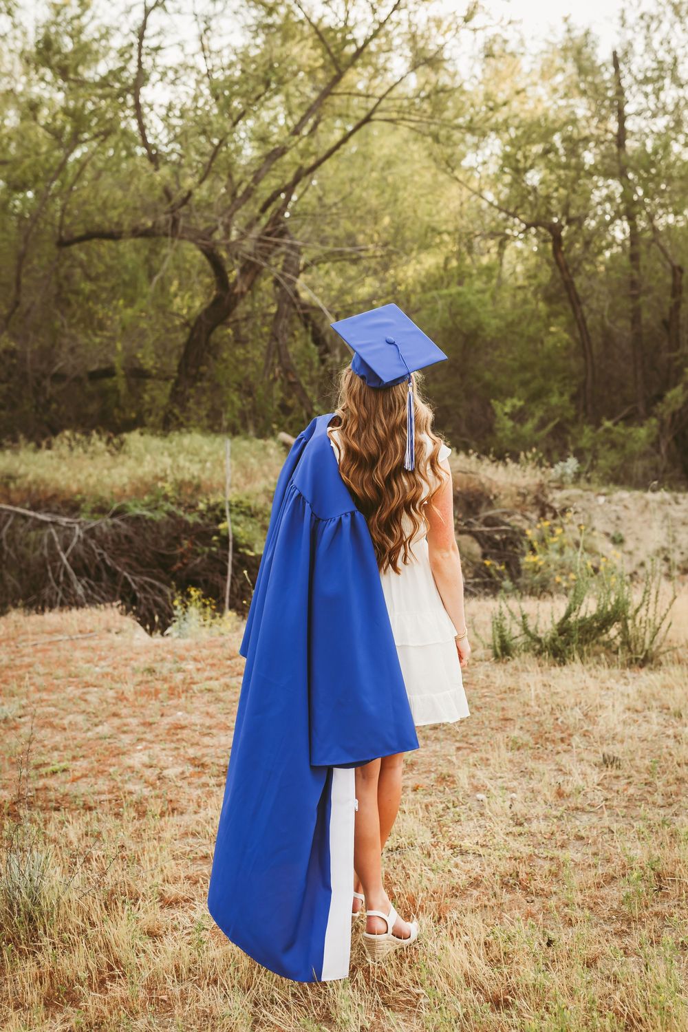 how to pose for senior cap and gown photos in redlands ca