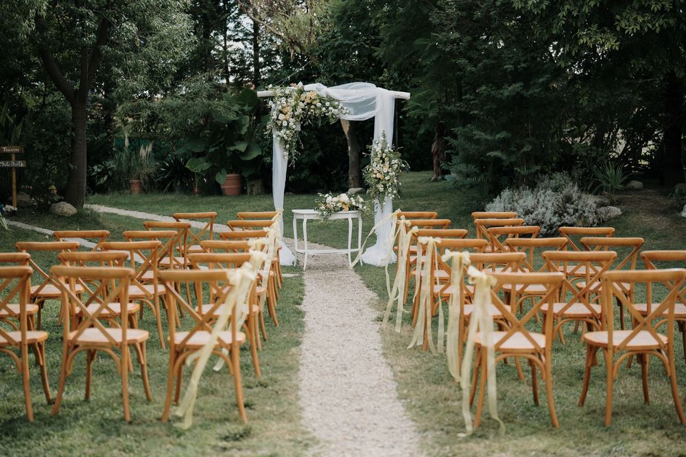 the preparation of the wedding ceremony at la locanda del cavaliere