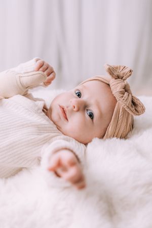 Newborn focení v Brně – miminko ležící na dece