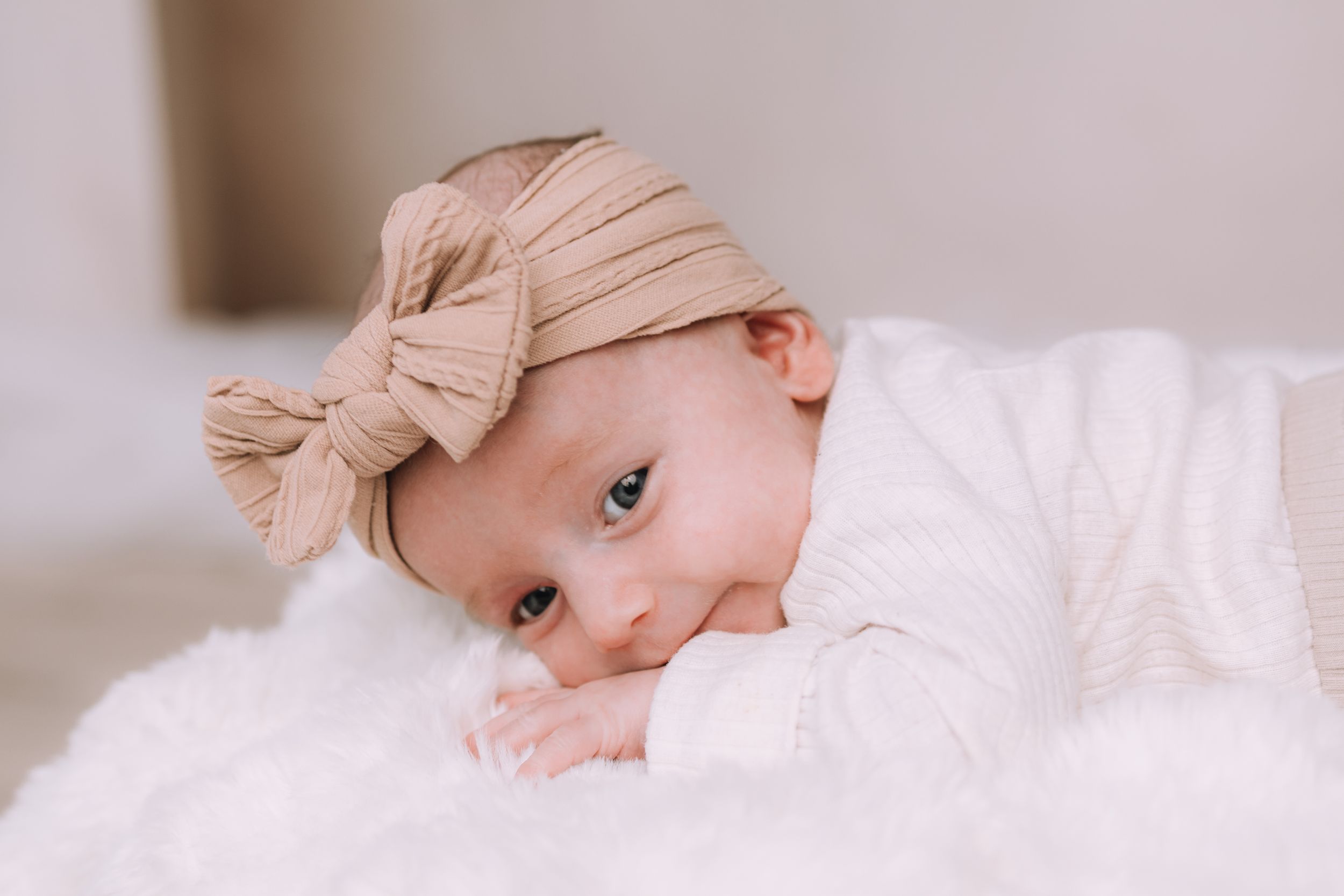 Newborn focení v Brně – miminko ležící na dece