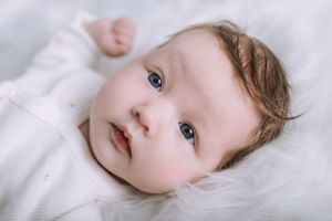 Newborn focení v Brně – miminko ležící na dece