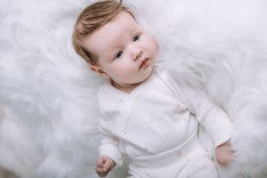 Newborn focení v Brně – miminko ležící na dece