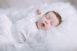 Newborn focení v Brně – miminko leží na dece a zíve