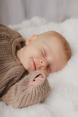 Newborn focení bez rekvizit, přirozený styl