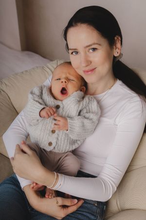 Newborn focení bez rekvizit, přirozený styl