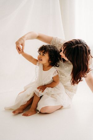 Moeder en dochter knuffelen tijdens Mommy & Me fotoshoot in studio Edegem
