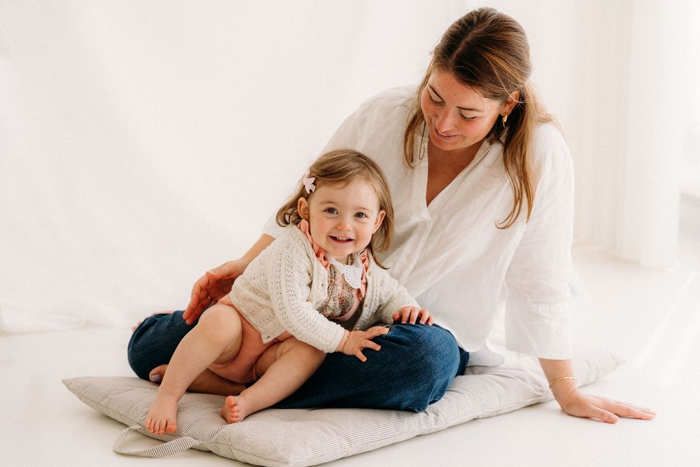 Mama knuffelt haar peuter tijdens een Mommy & Me fotoshoot in Edegem nabij Antwerpen.