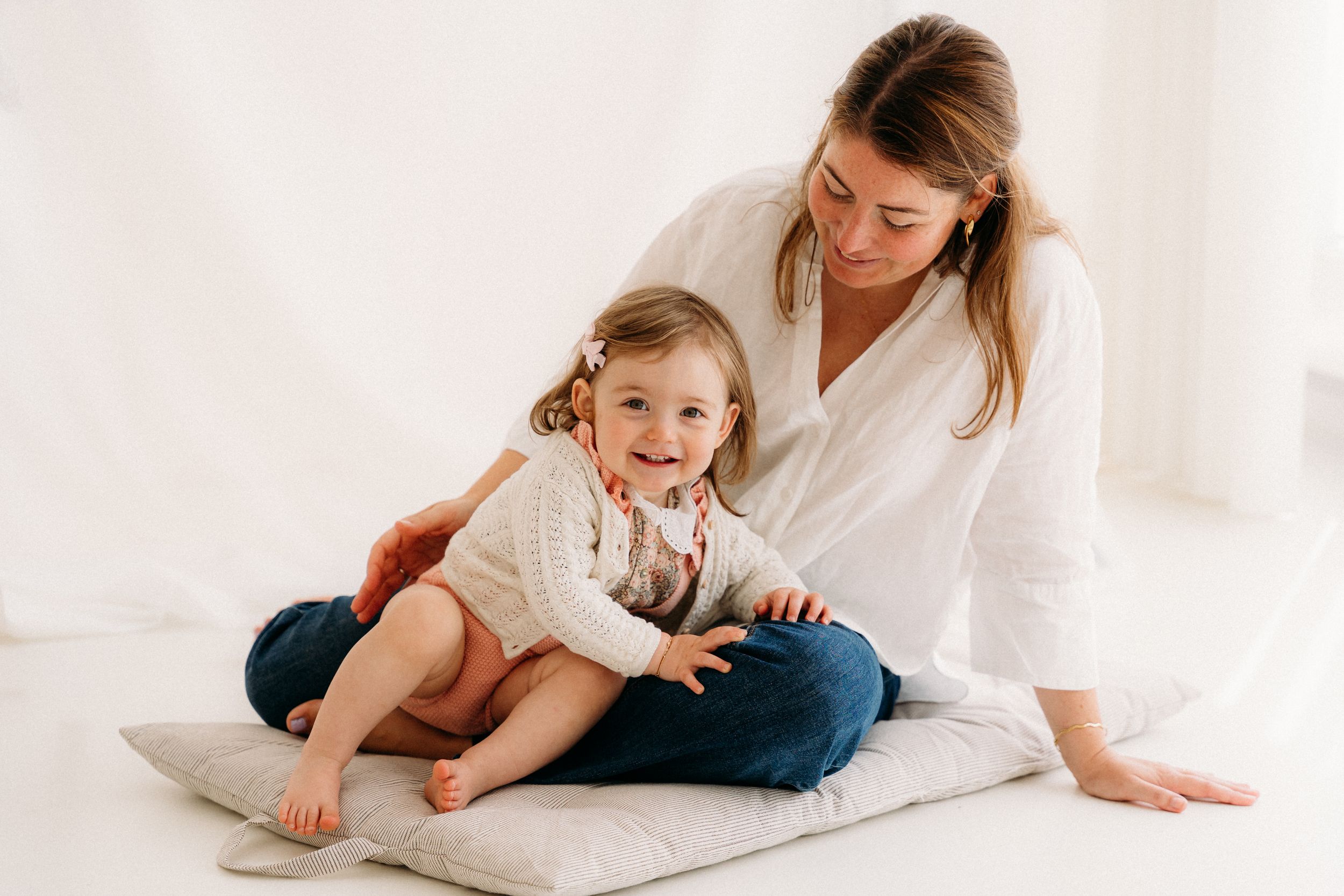 Mama knuffelt haar peuter tijdens een Mommy & Me fotoshoot in Edegem nabij Antwerpen.