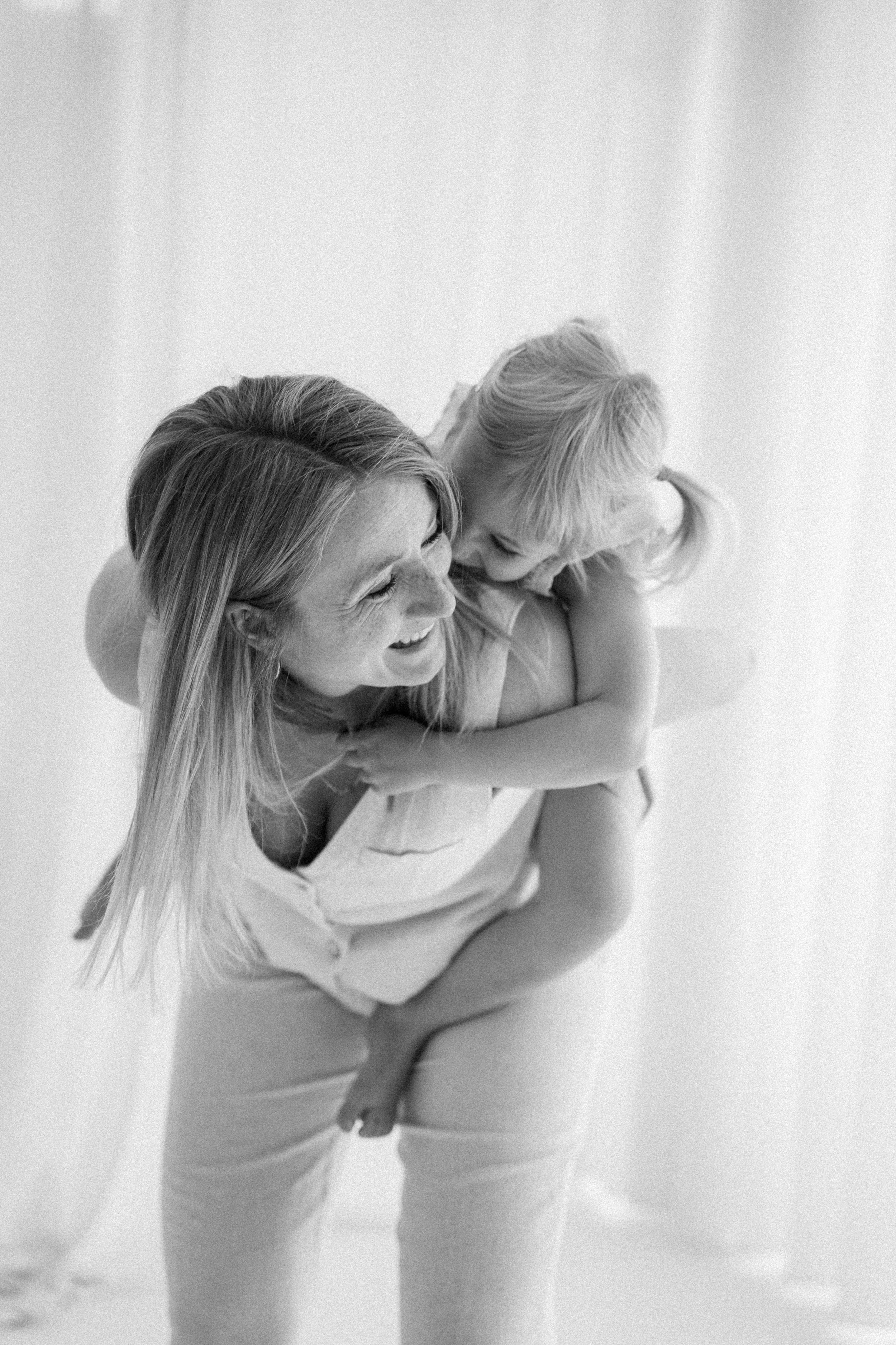 Mama samen met haar kindje tijdens een intiem mommy and me moment in de studio