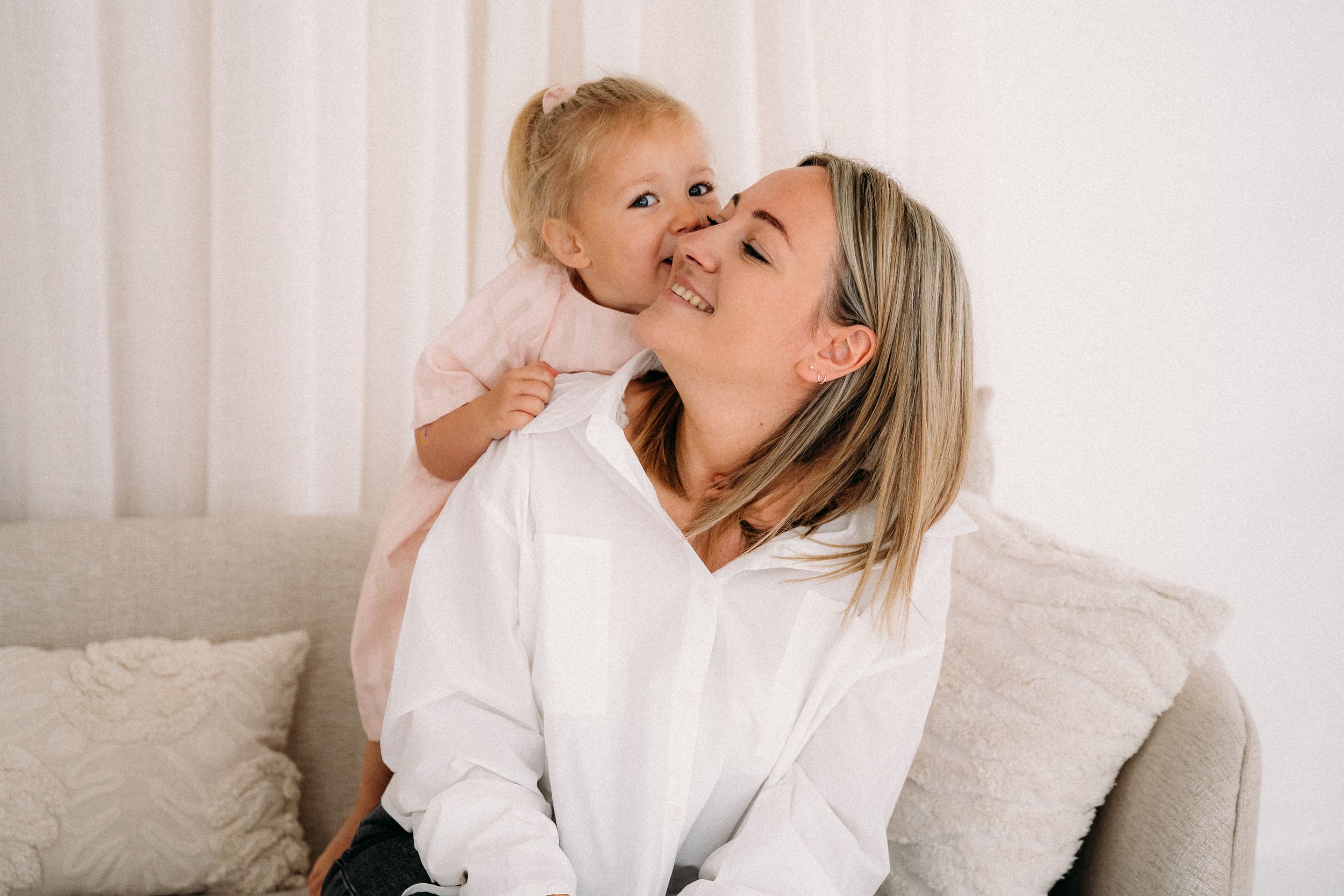 Intieme mama en ik shoot bij zachte daglichtstudio in studio Edegem