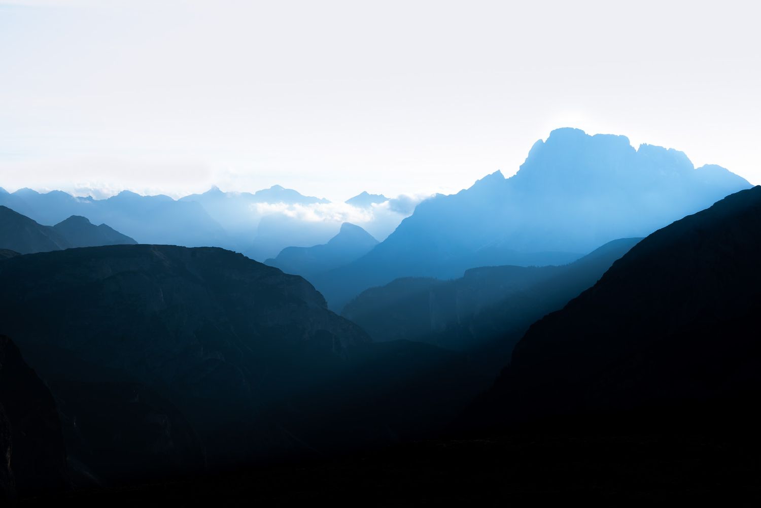 heure bleu sur les montagnes des dolomites