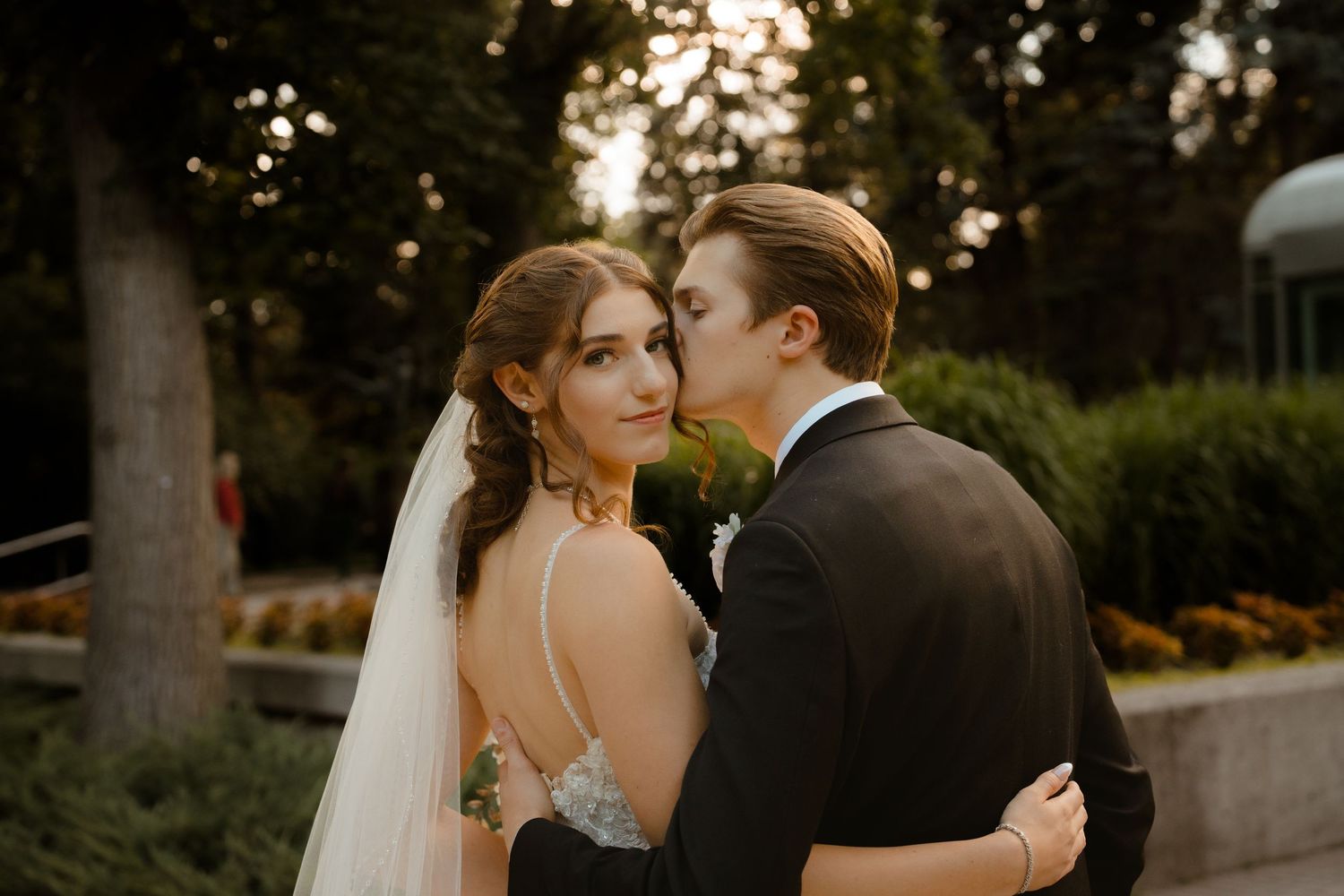 Local Manitoba Wedding Photographer photographs newly married Couple