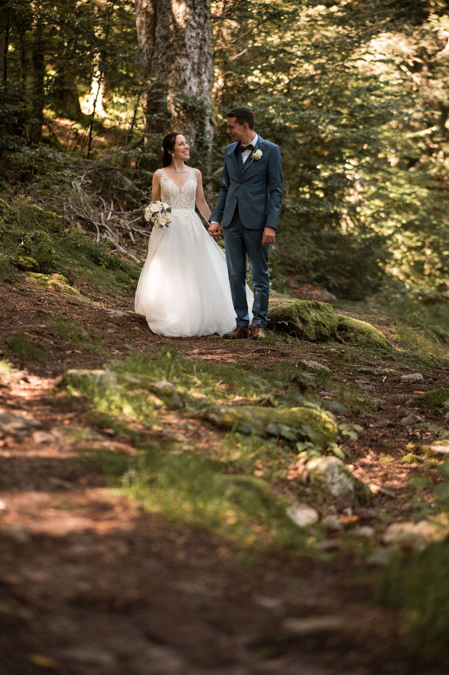photo de couple romantique en sous-bois