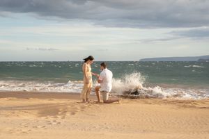 Maui couple photographer photo against beautiful Maui sunset beach by ohwowfotos.