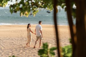 Maui couple photographer photo against beautiful Maui sunset beach by ohwowfotos.