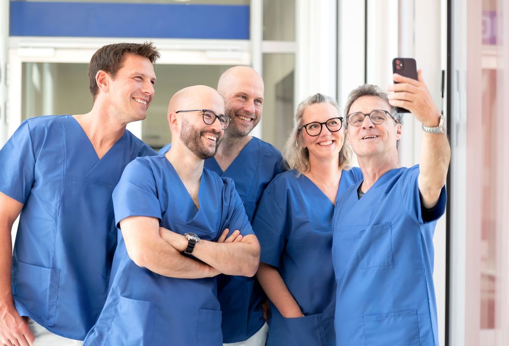 Das gesamte Ärzteteam des Urologiezentrums in Gelsenkirchen Buer macht ein Selfie. Es ist ein lockeres ,ansprechendes Foto entstanden.