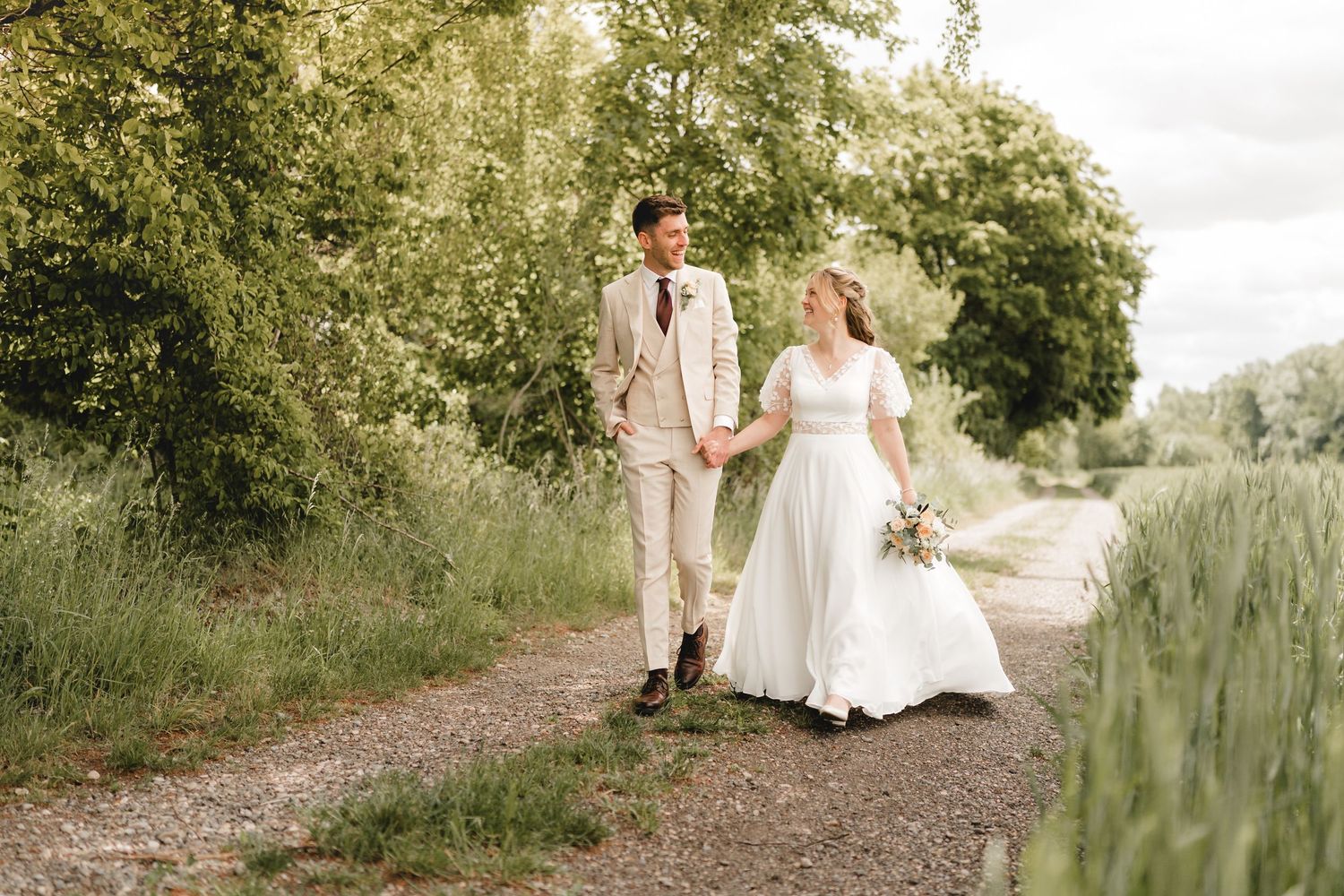 Brautpaar auf einen Feldweg bei Äpfingen in der Gemeinde Maselheim - Hochzeitsfotografie Ramona Maier