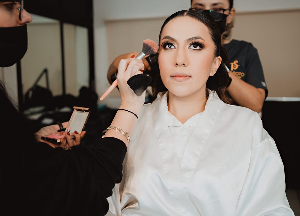 Sesión de maquillaje de novia capturada por destination wedding photographer en Mazatlán.