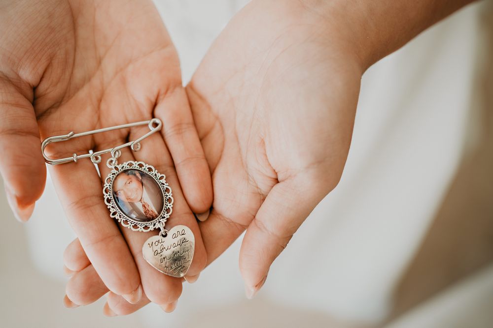 Relicario de novia con foto de su papá fallecido – detalle emotivo de boda.