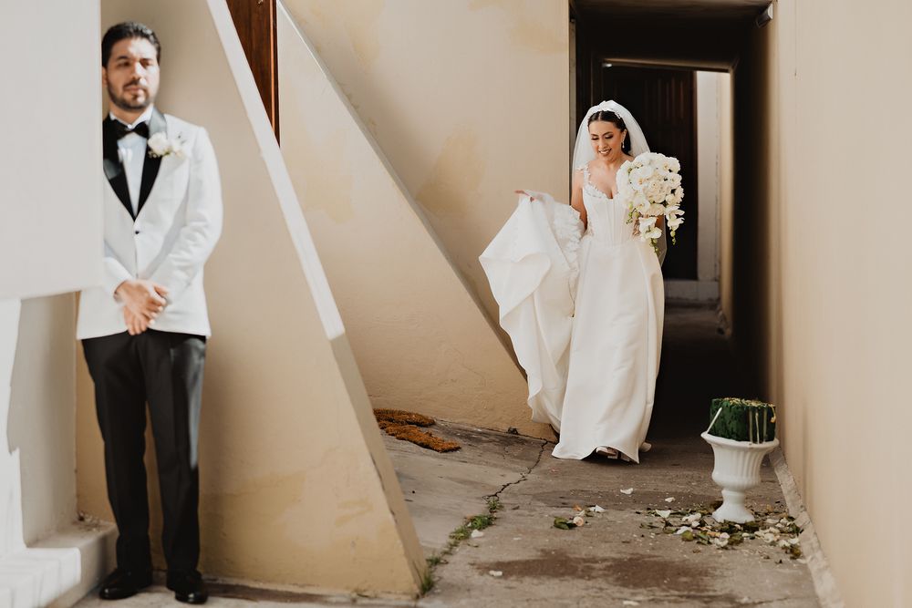 Encuentro de novios sin verse antes de la ceremonia – momento íntimo.