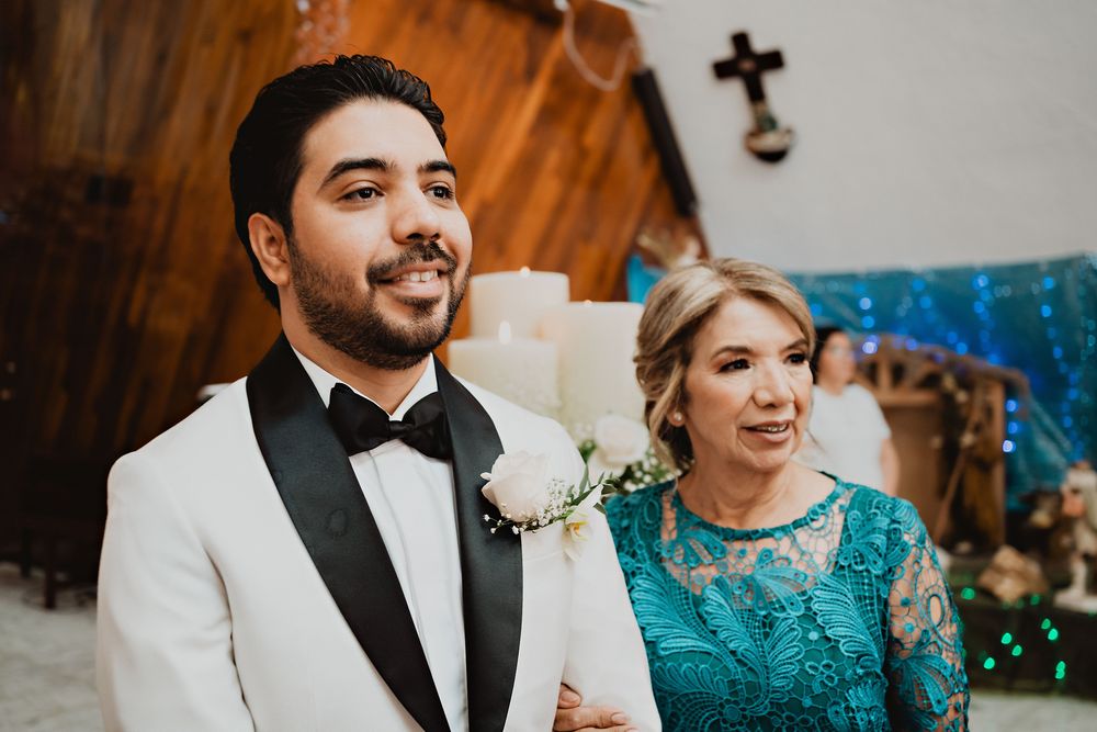 Novio esperando a la novia en el altar – boda en Mazatlán.