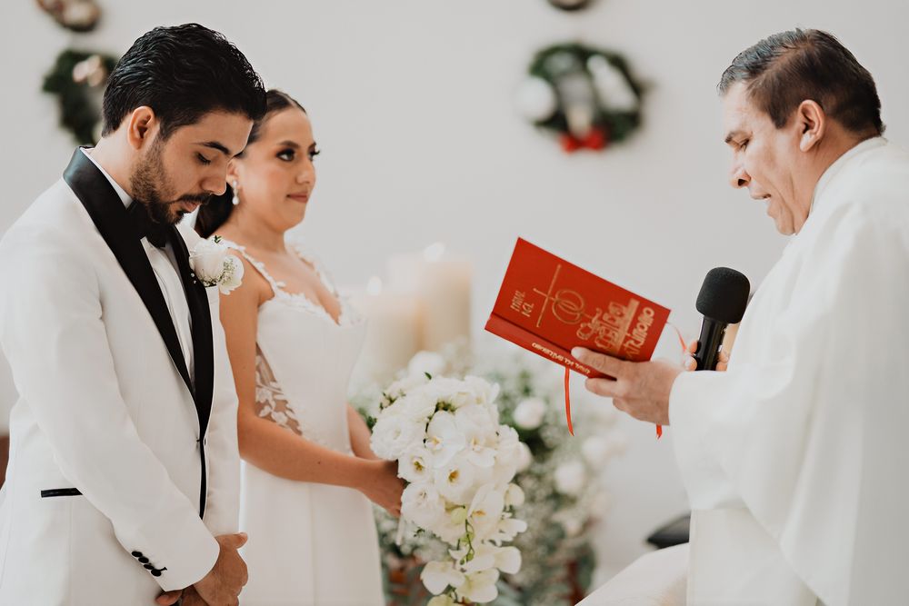 Ceremonia religiosa en la Parroquia de la Sagrada Familia en Mazatlán.