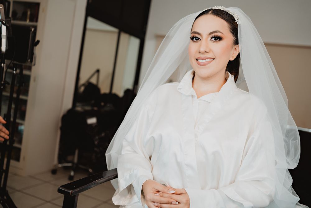 Novia ya maquillada, lista para su boda destino en Mazatlán.