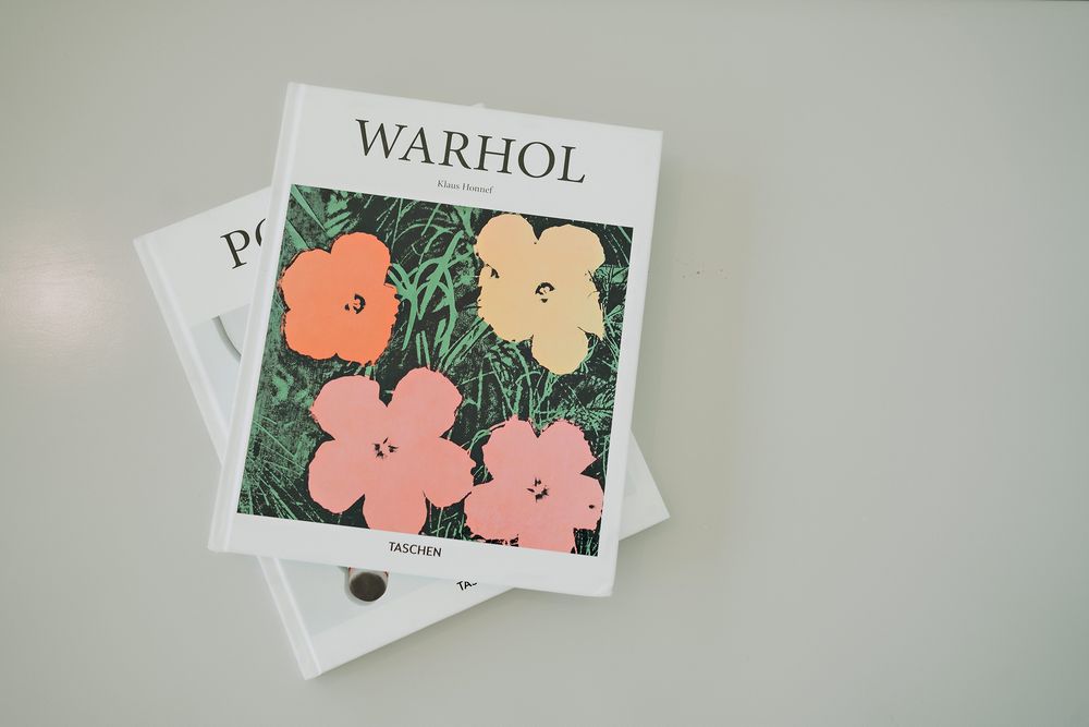 Libros de fotografía en el estudio de un fotógrafo de bodas profesional.