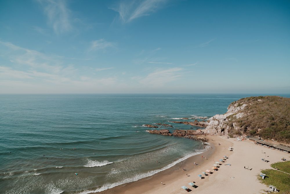 Playa Brujas en Cerritos, escenario para una boda frente al mar en Mazatlán.