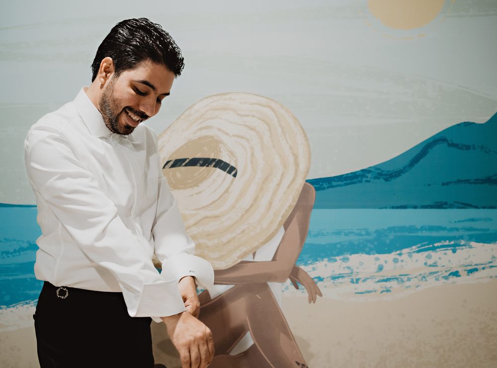 Novio preparándose para su boda en Mazatlán – momento previo.