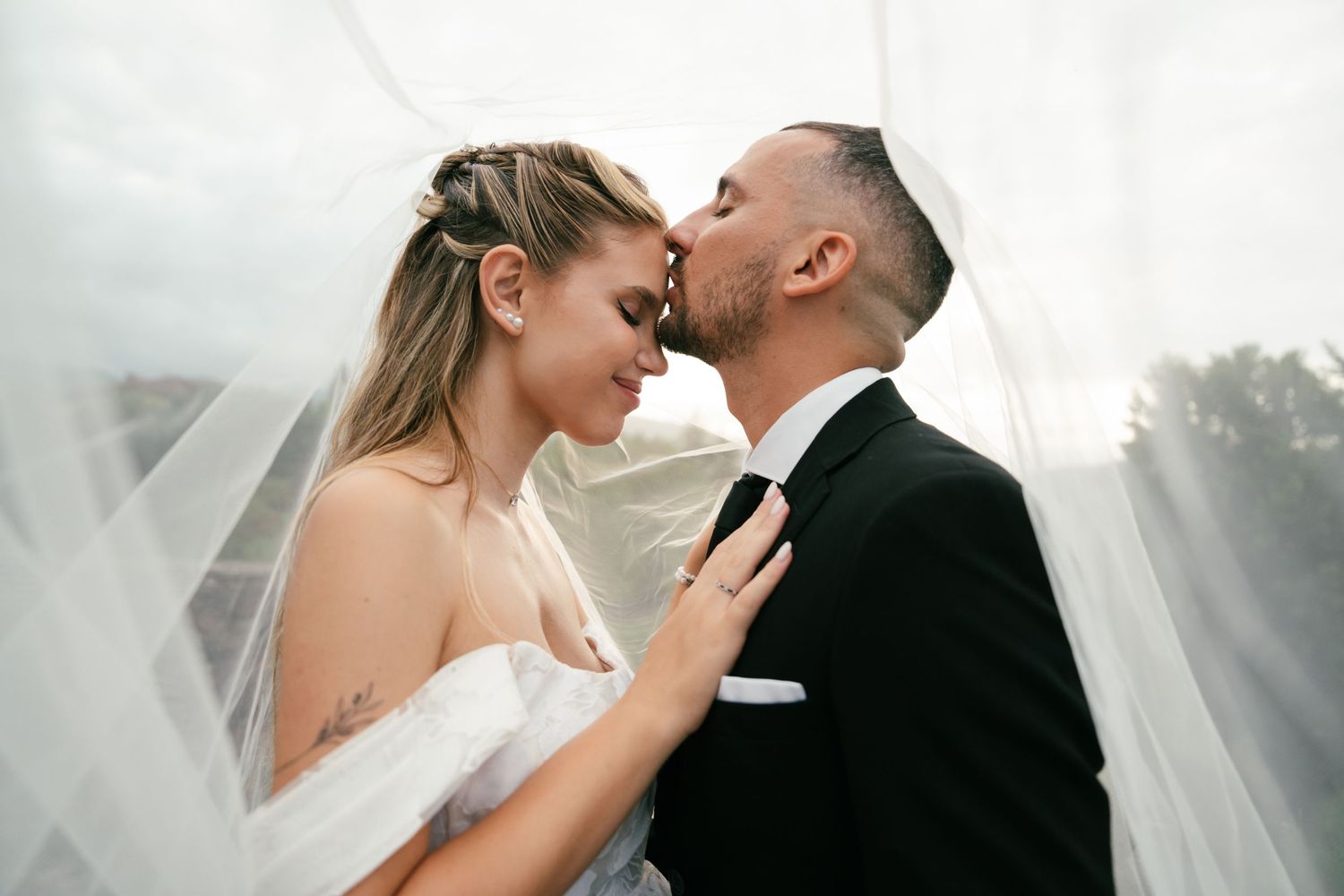 Servizio fotografico di coppia a Pontremoli durante il loro matrimonio sotto al velo