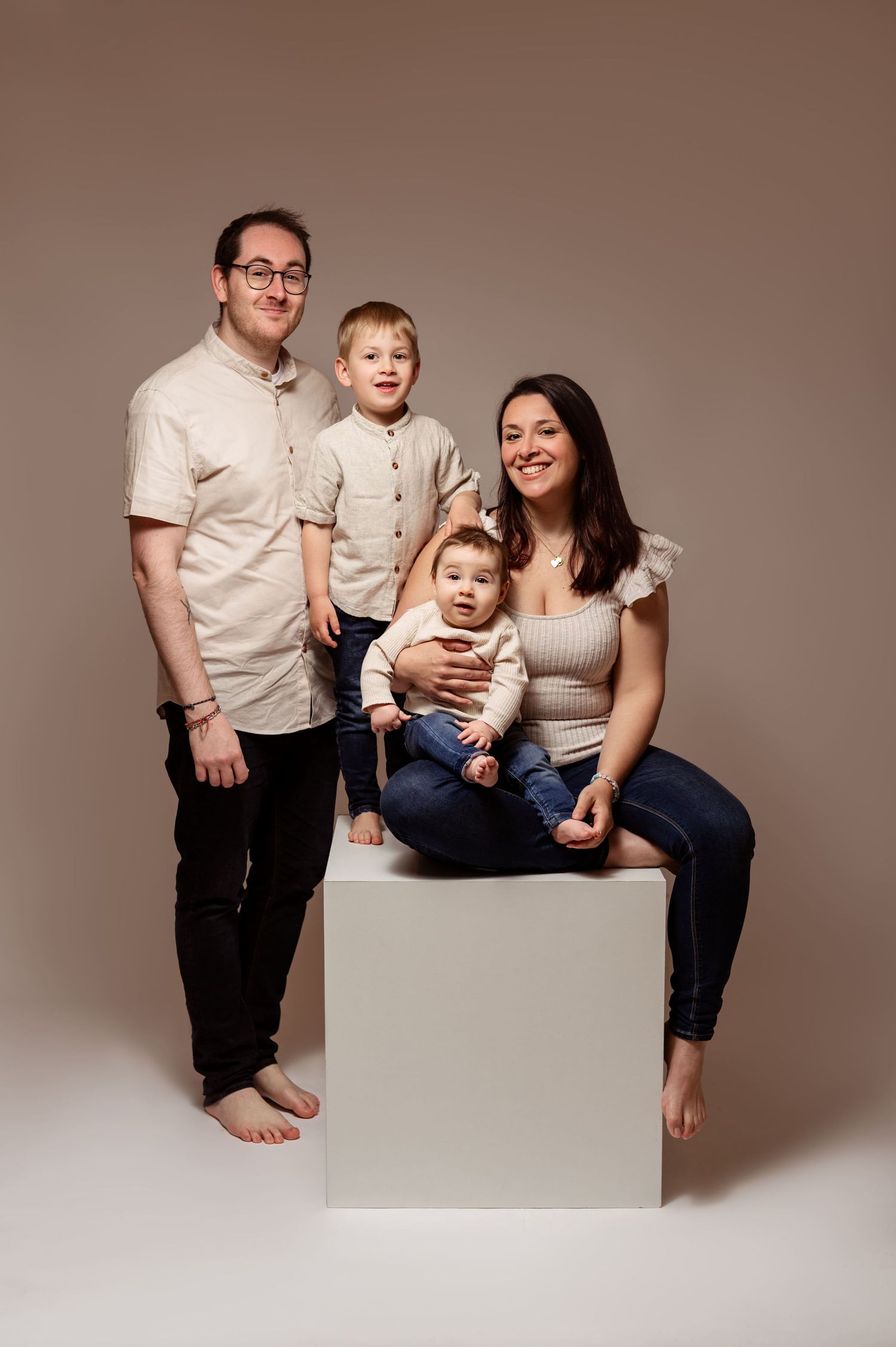 Séance photo famille réalisée au studio à Villers Sant Barthélémy proche Beauvais. Une séance photo intemporelle - Mathilde Verduyn