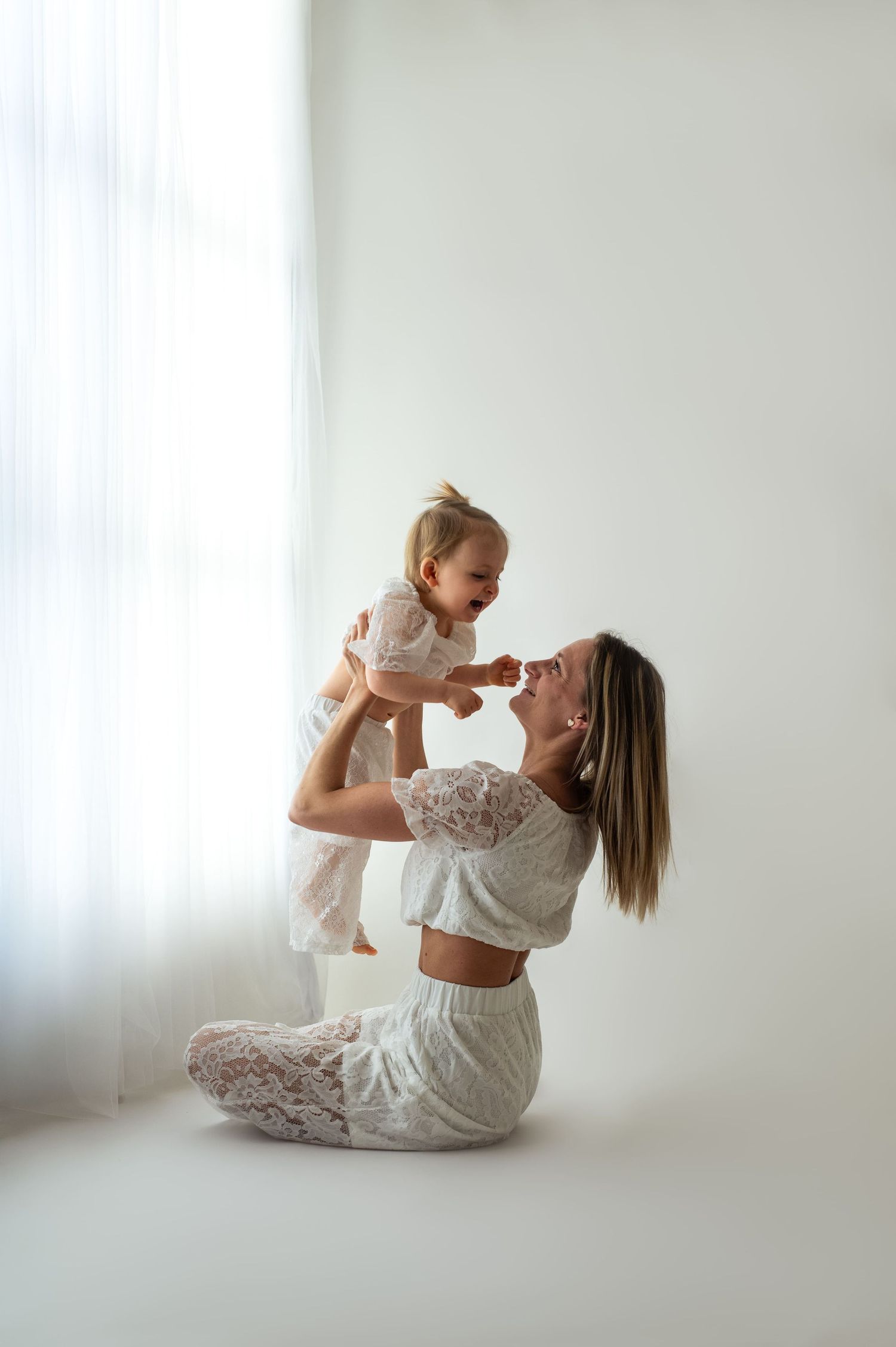 Mini séance photo blanche au studio proche Beauvais épurée et intemporelle - Mathilde Verduyn