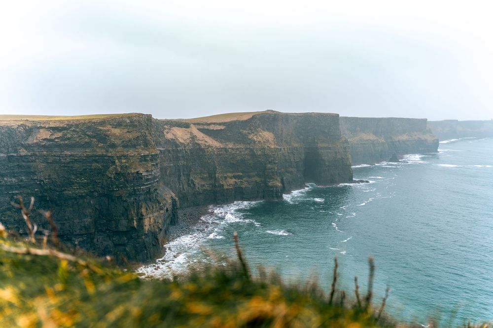 Vue panoramique spectaculaire sur les falaises côtières escarpées qui se jettent dans l'océan. Florent Vause