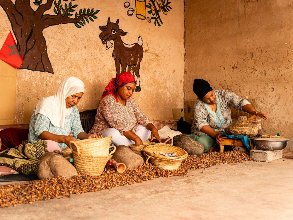 Femmes transformant traditionnellement les noix d'argan au Maroc à l'aide de paniers et d'outils en pierre. Florent Vause