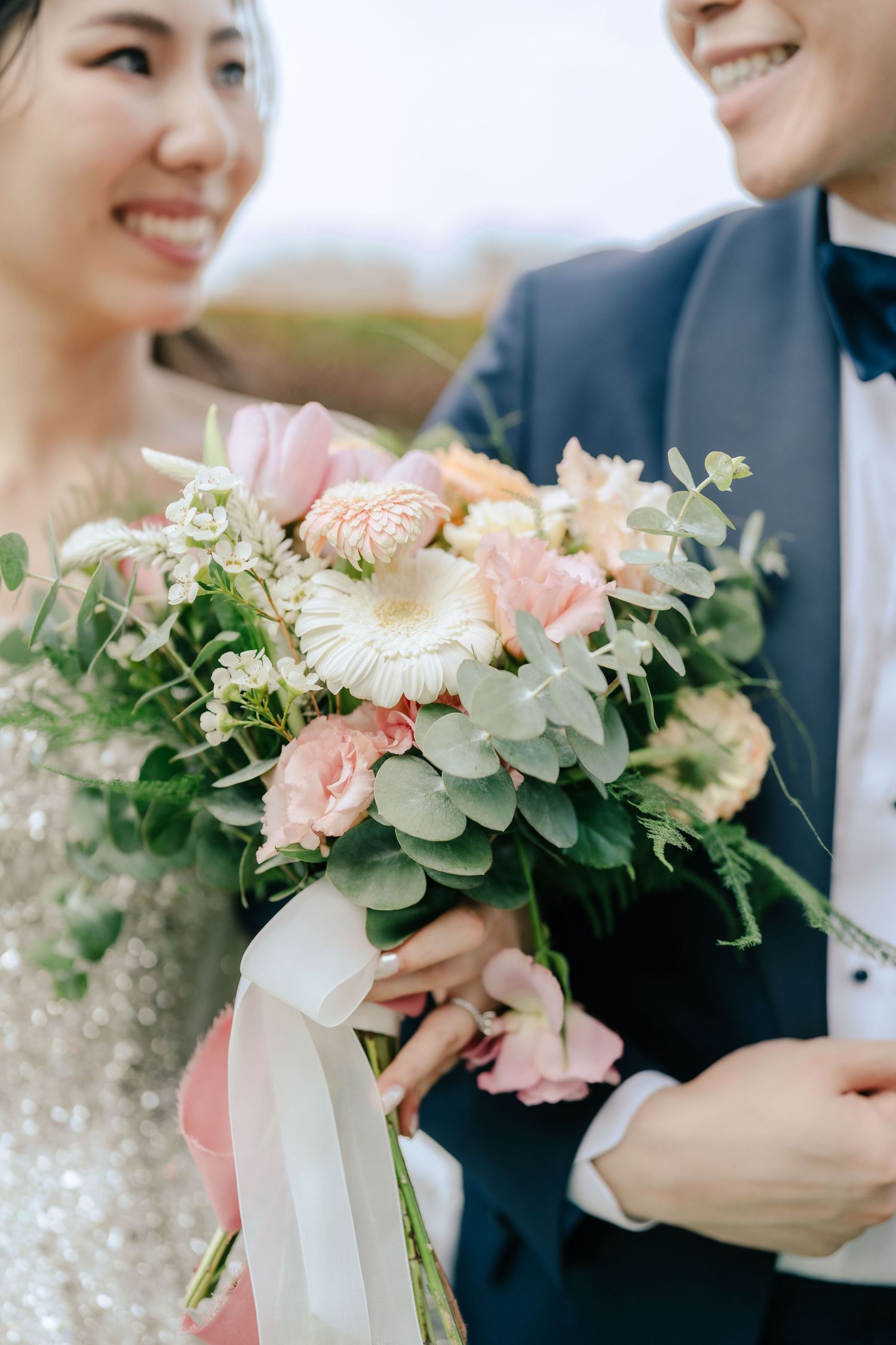 高雄美式戶外婚禮攝影,結合證婚儀式與 DJ Party 的完整婚禮紀錄。這對新人來自加拿大,回到台灣舉辦婚禮,融合西式婚禮的自在氛圍與熟悉的文化情感。從戶外證婚、晚宴進場到夜晚派對,記錄情緒自然流動的每個瞬間,呈現真實、不做作的婚禮樣貌,很適合喜歡美式風格與派對感婚禮的新人參考。