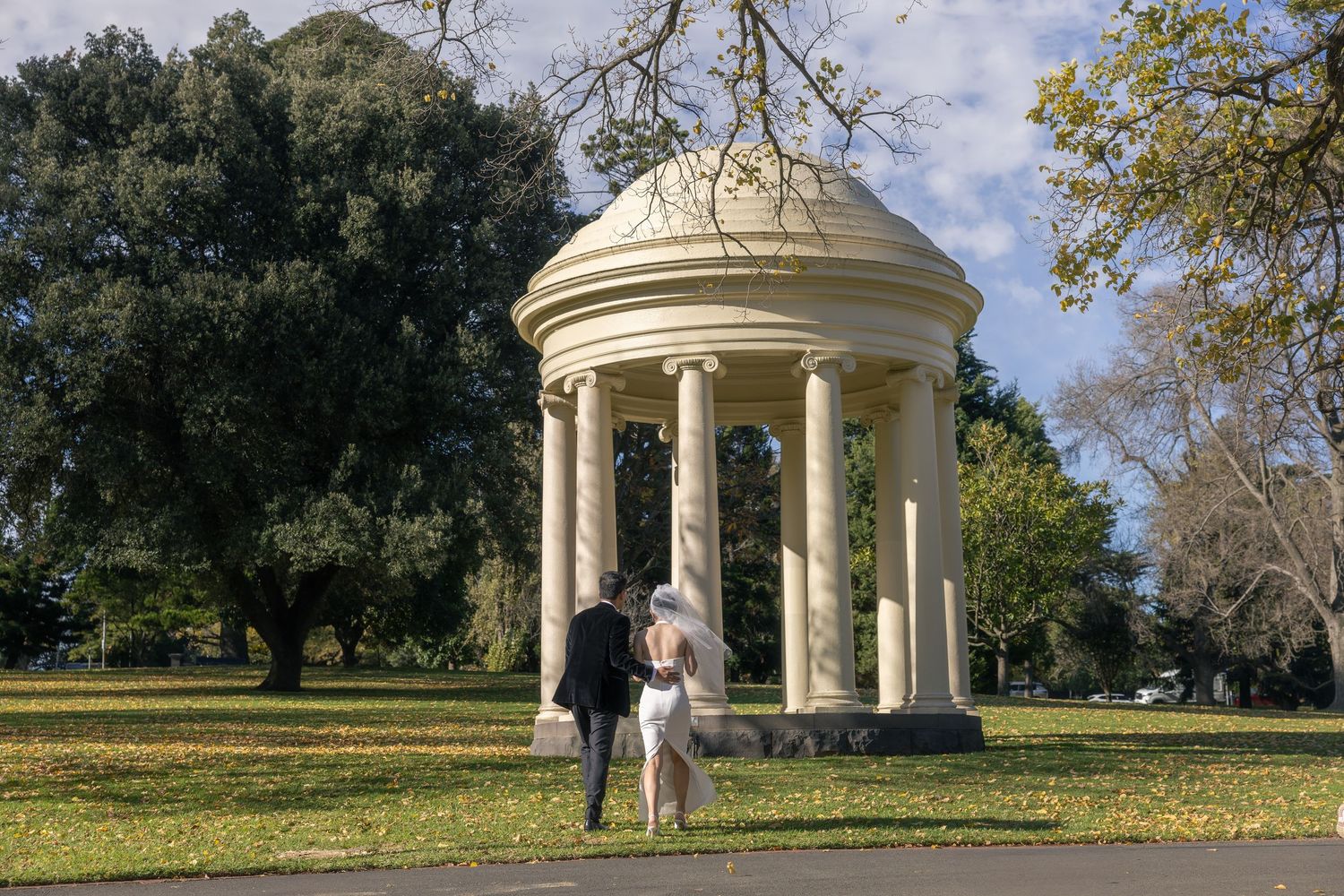 Romantic couples photography session at Fitzroy Gardens Melbourne