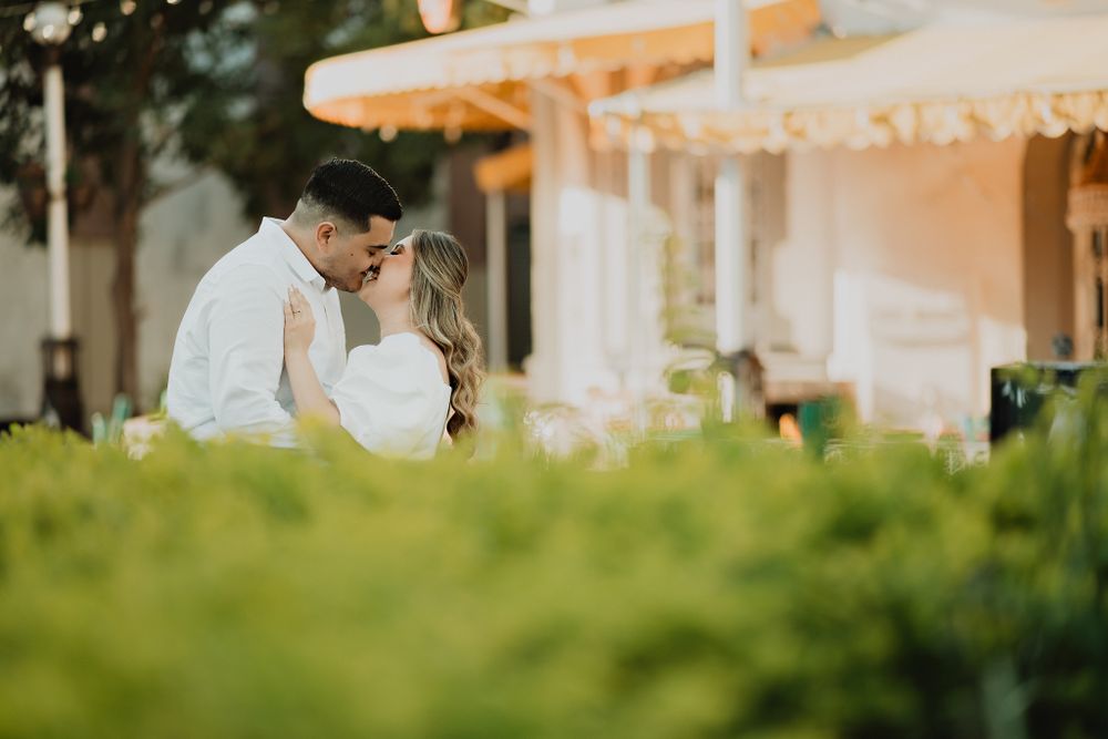 A romantic moment, capturing the couple’s love and tenderness in this Mazatlán pre-wedding shoot