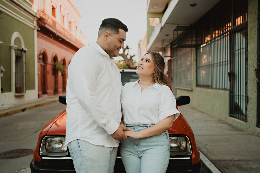 A romantic moment with a vintage car, evoking nostalgia in this Mazatlán destination session