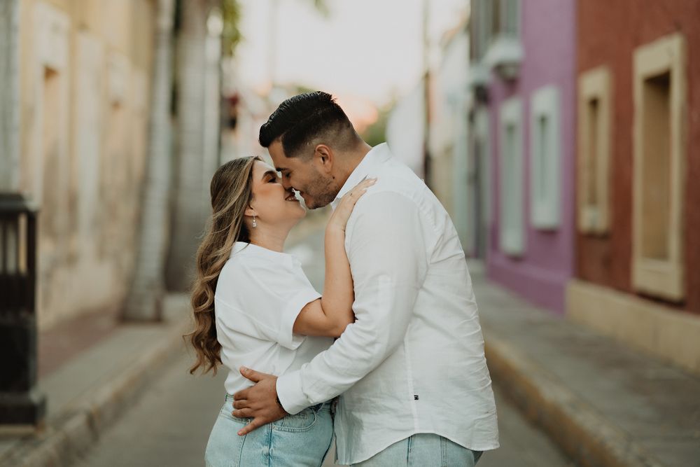 Romantic kiss on the street, showcasing the couple’s deep connection in this Mazatlán pre-wedding shoot