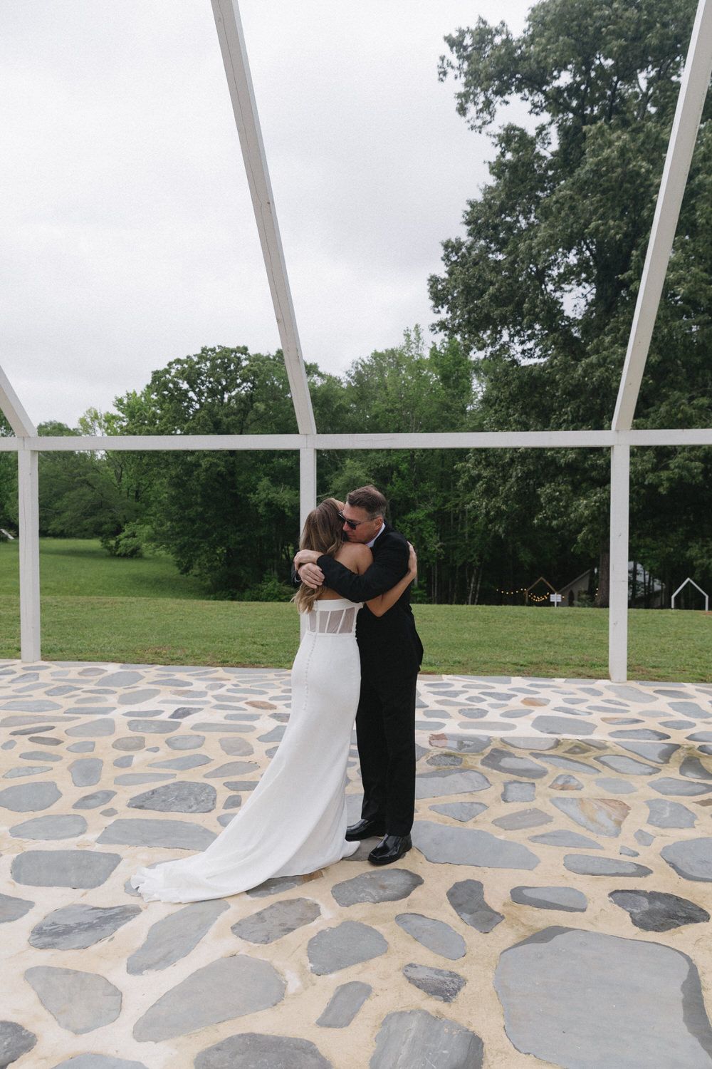 Bride and her dad hugging during their first look on her bremen wedding day