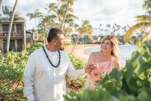 Maui couple photographer photo against beautiful Maui sunset beach by ohwowfotos.