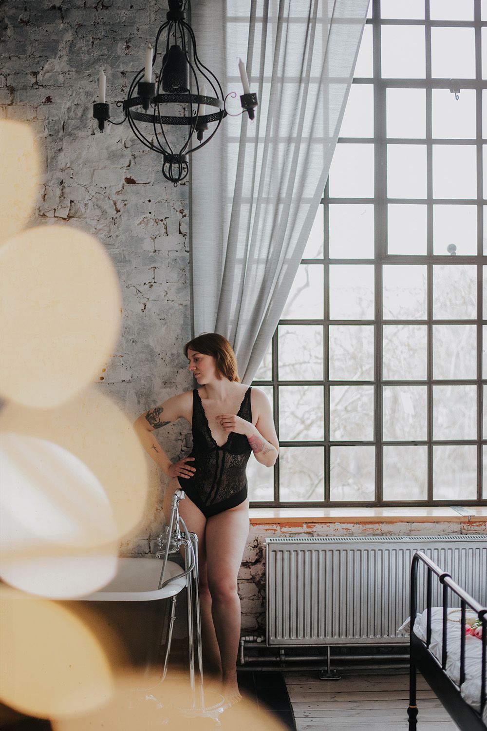 Zmysłowa, sensualna sesja kobiety w bieliźnie w warszawskim apartamencie – fotografia pełna elegancji i subtelności.