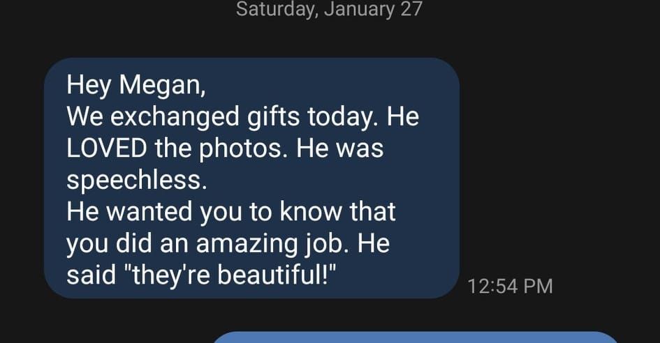 A text message conversation showing appreciation for beautiful photos with a dark background and blue message bubbles.