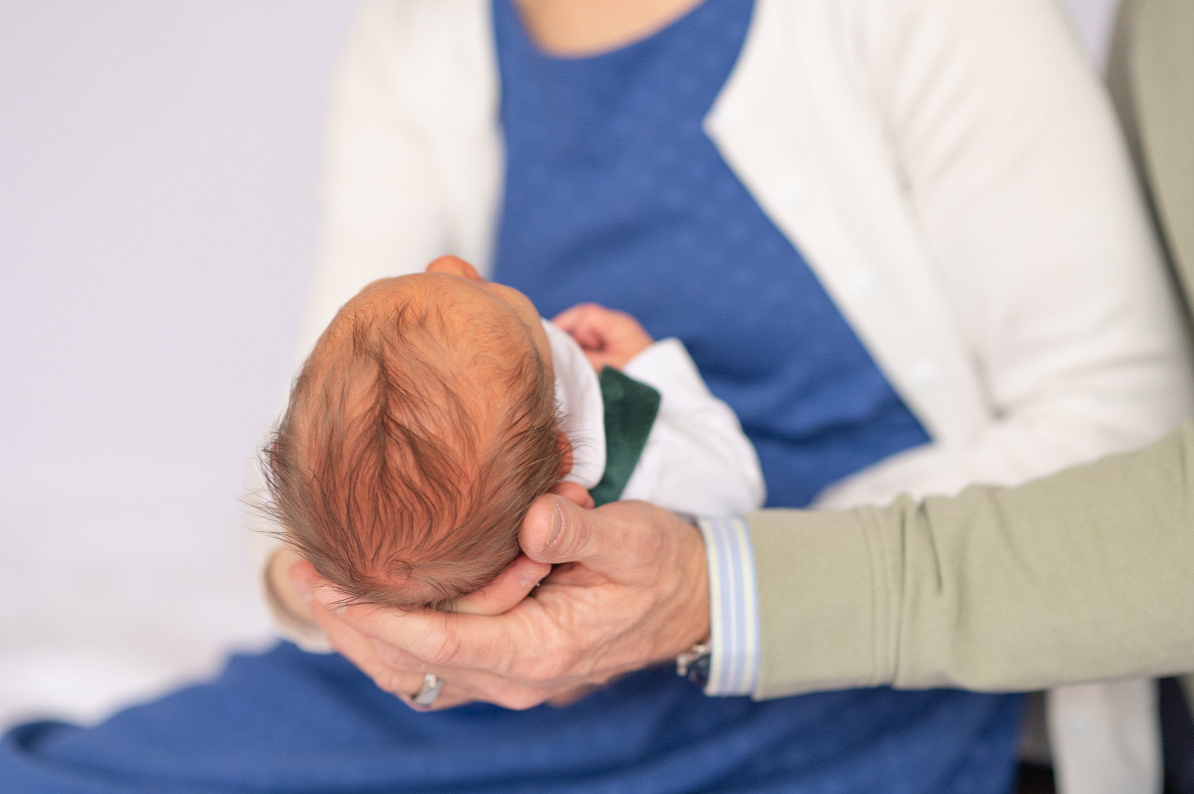 Newborn baby boy with family in natural light studio by Bartlesville Photographer Kristi Bray
