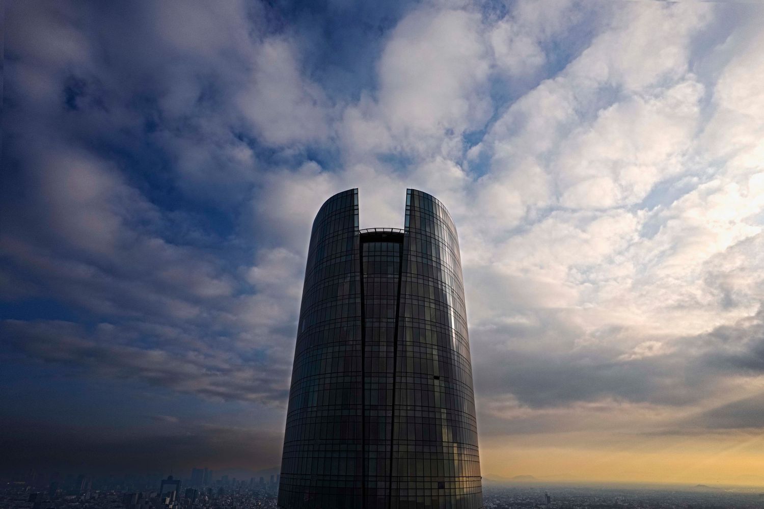 Fotografía de arquitectura especializada de la Torre Mítikah en la CDMX. Proyecto profesional por el equipo creativo TERRACIELO Locken Foto